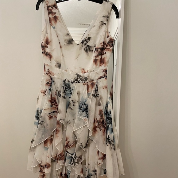 Le Chateau Floral Dress - Picture 2 of 4